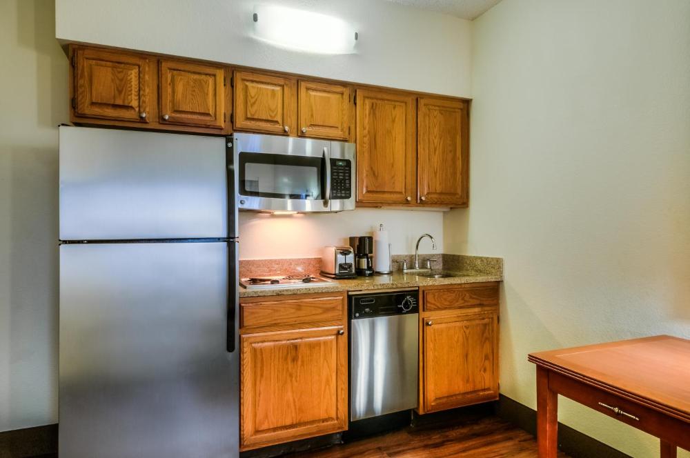 One-Bedroom Queen Suite interior